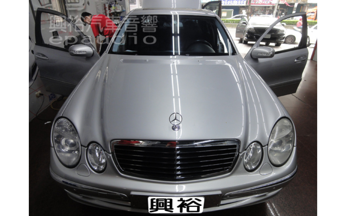 【BENZ W211】 E320 安裝 專用螢幕主機 | 倒車鏡頭