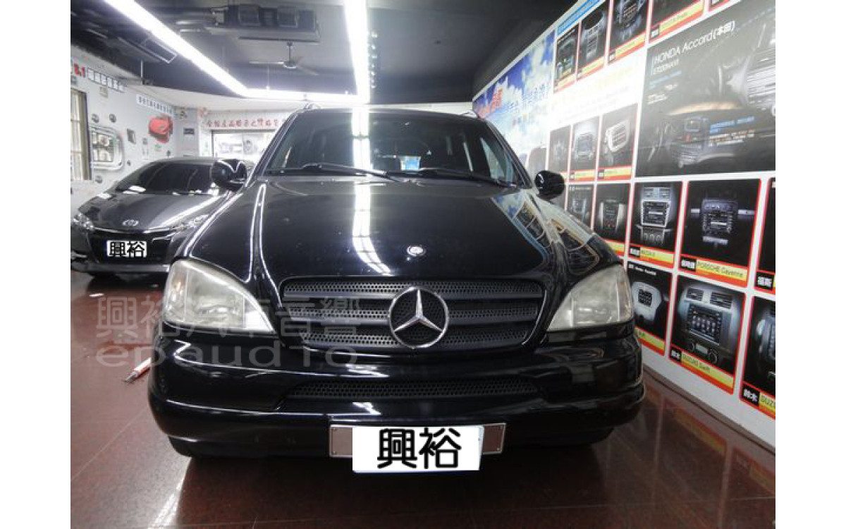 【BENZ 賓士】ML320 安裝螢幕主機 | 數位電視 | 倒車鏡頭