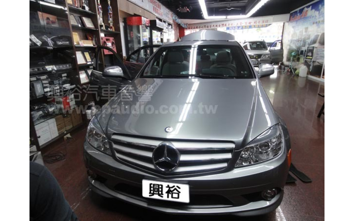 【BENZ W204】C300 安裝 四分割行車記錄器 | 測速器