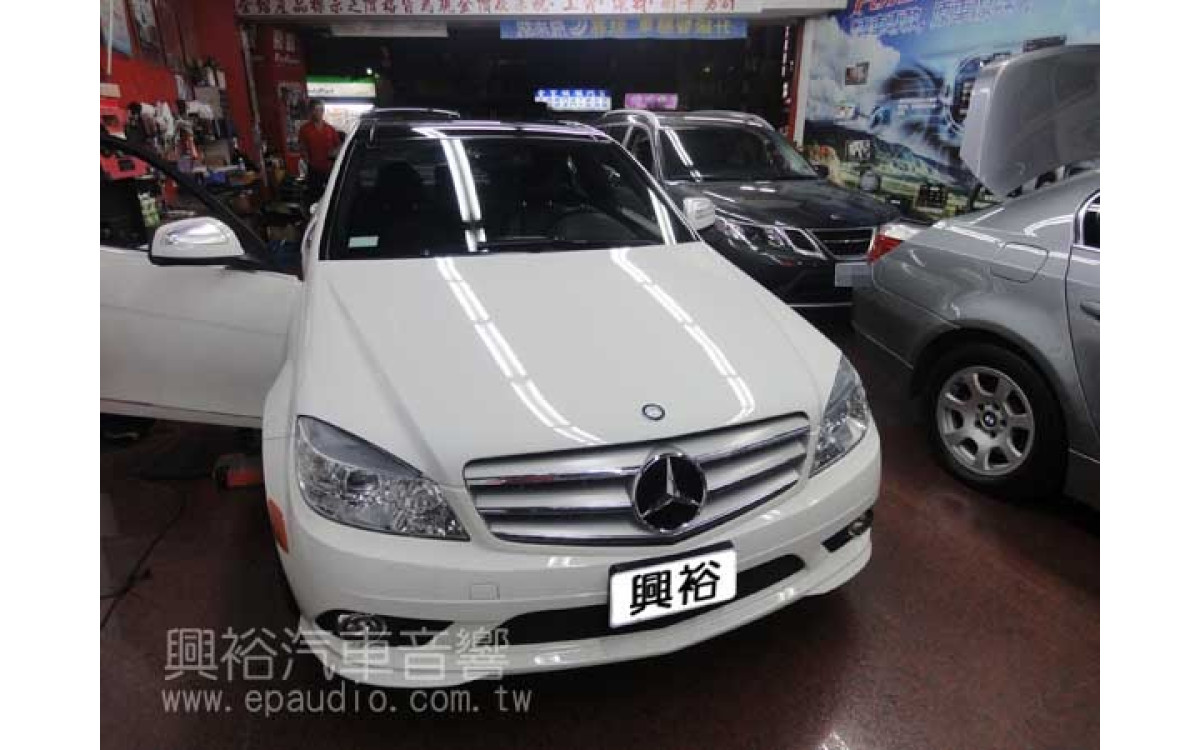 【BENZ W204】C300 安裝 專用螢幕主機 | 倒車 | iPad線材