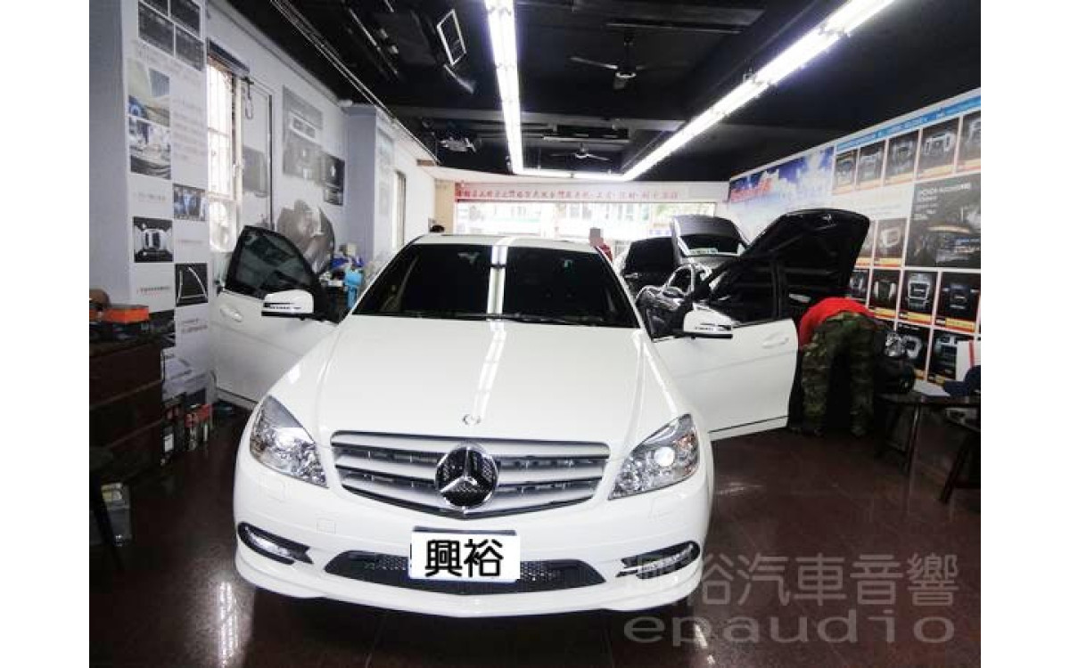【BENZ W204】C300 安裝 四分割行車記錄器 | 倒車