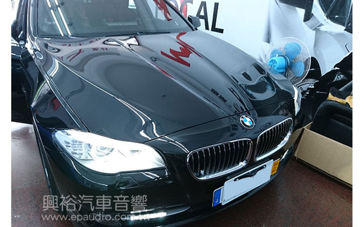 【BMW 5系列 F10】520i  安裝 環景 | 介面 | 數位電視 | 整合頭枕螢幕