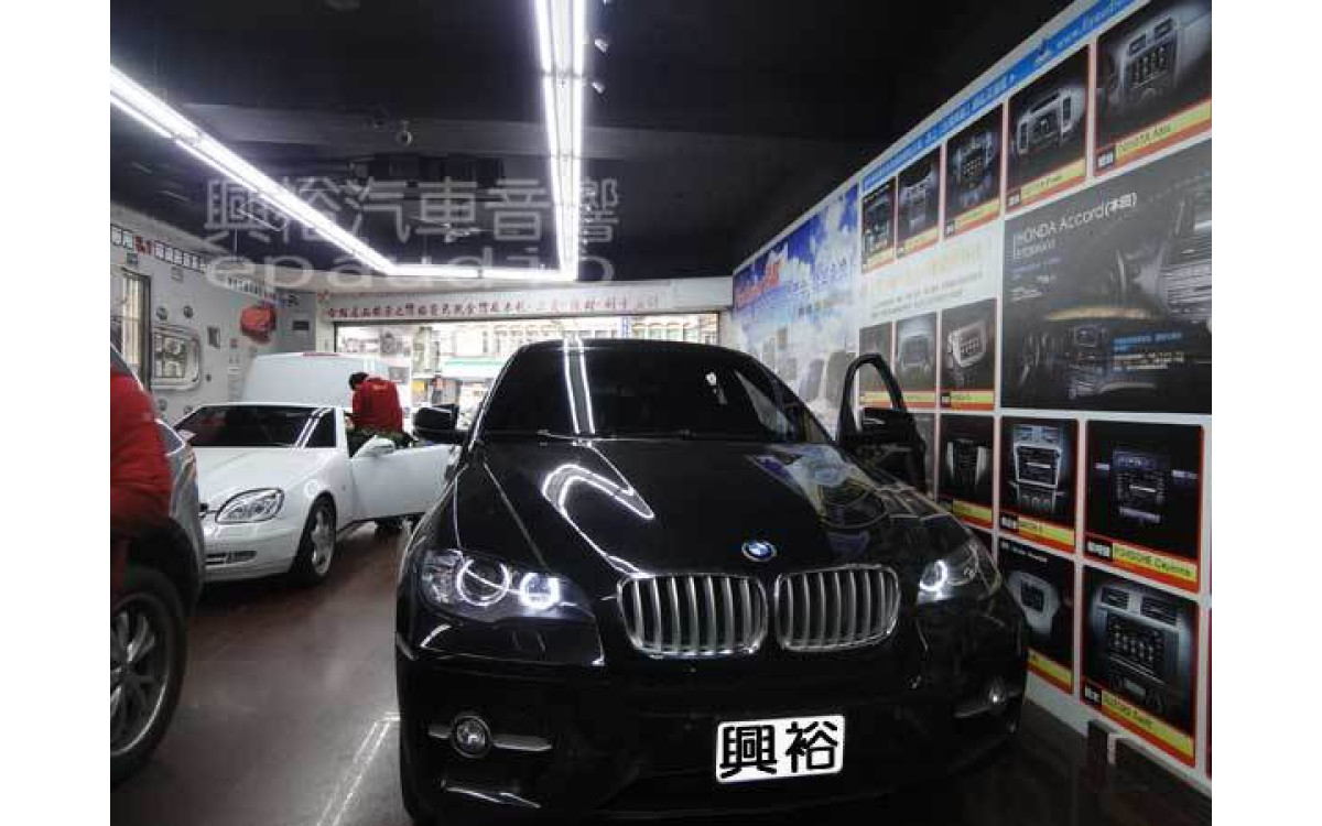 【BMW X6】安裝 扶手螢幕
