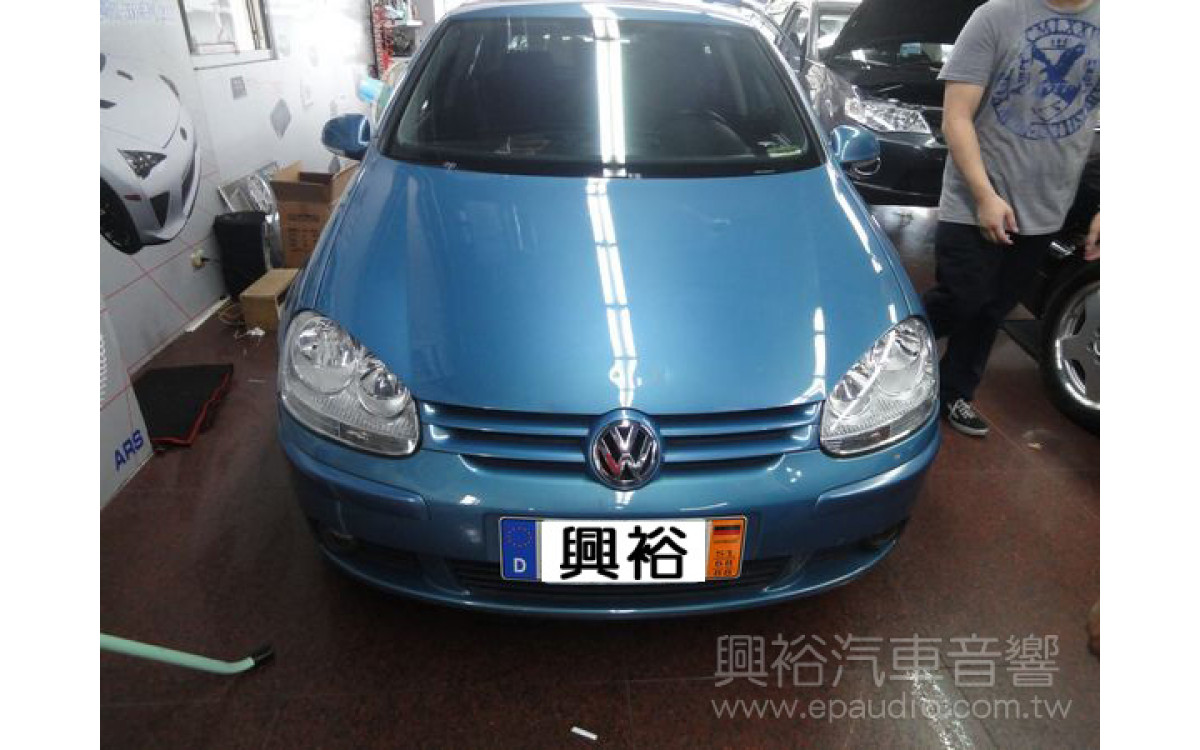 【VW 福斯】GOLF 安裝翻蓋型倒車鏡頭