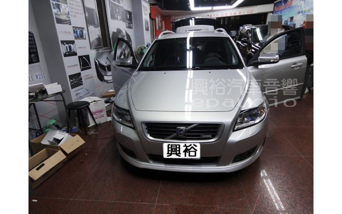 【VOLVO V50】富豪V50 安裝專款升降螢幕 | 導航 | 倒車鏡頭